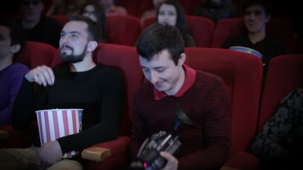 若い男が映画館で著作権侵害 — ストック動画