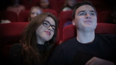 Çift waching bir film sinemada gülümseyen
