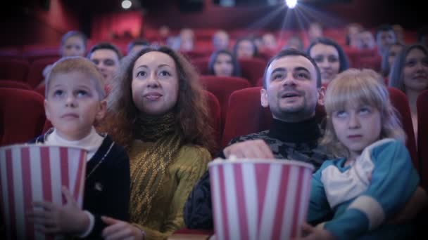 Gente viendo películas en el cine y riendo — Vídeos de Stock