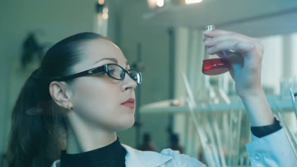 Femme recherche fiole dans un laboratoire — Video