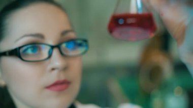 Kadın incelemek bir laboratuvar şişesi