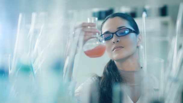 女人用烧瓶中的实验室工作 — 图库视频影像