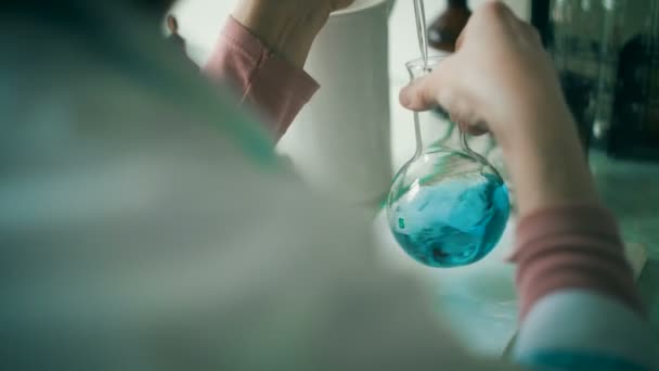 実験室のフラスコで働く女性 — ストック動画