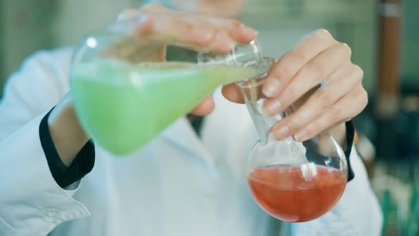 Mulher trabalhando com frascos em laboratório — Vídeo de Stock