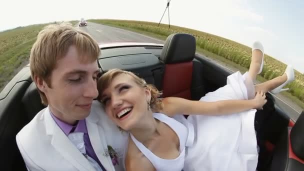 Feliz recém-casados em um carro — Vídeo de Stock