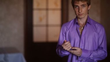 Erkek kol düğmeleri üzerinde koyar