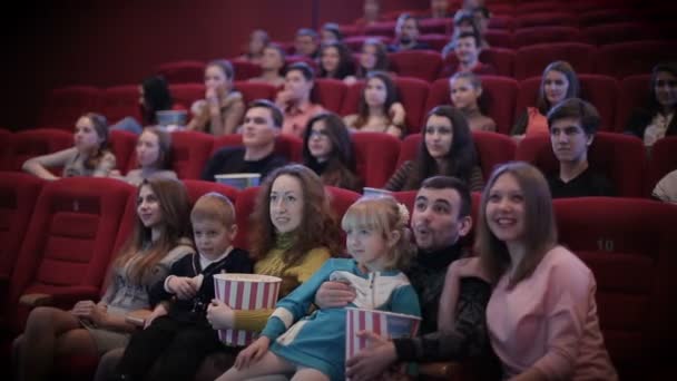 Sonriendo a la gente viendo películas en el cine — Vídeo de stock