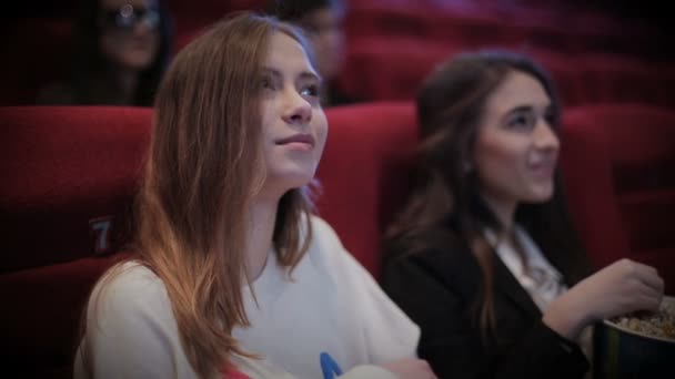 Les adolescentes regardent des films au cinéma — Video