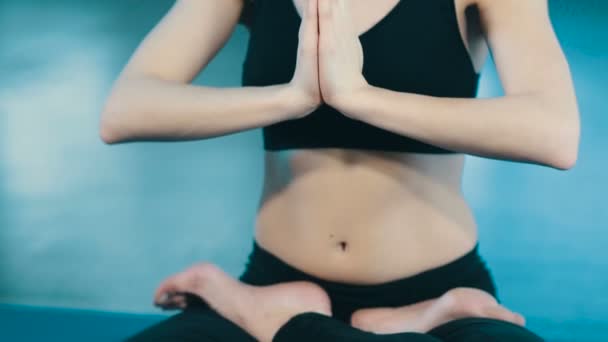 Frau macht Yoga drinnen — Stockvideo