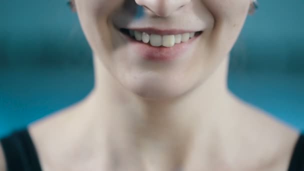 Улыбающаяся женщина рот — стоковое видео