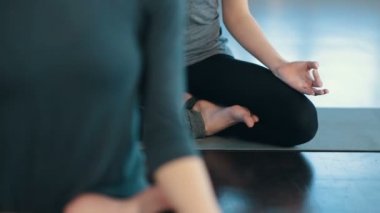 Genç kadın kapalı meditasyon