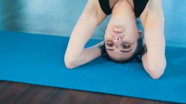 Kadının Yoga başı poz yapması
