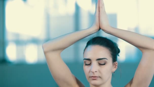 Femme faire du yoga à l'intérieur — Video