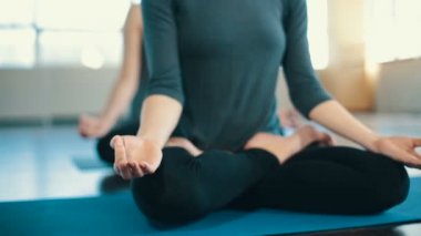 Genç kadın kapalı meditasyon