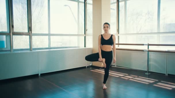 Mujer hacer yoga en el interior — Vídeo de stock