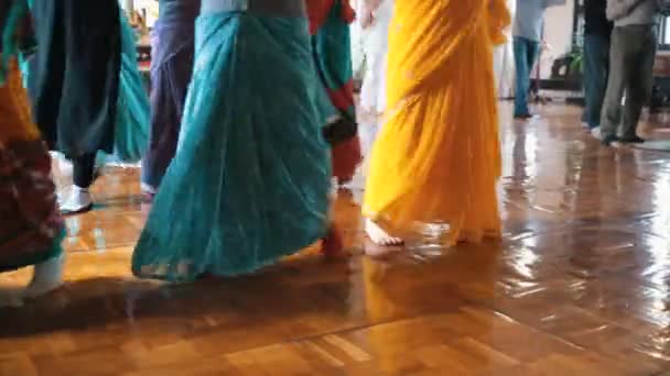 Donetsk, Ucraina - 15 aprile 2016: Devoti di Hare Krishna Dancing — Video Stock