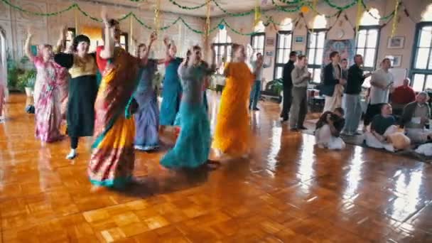 Donetsk, Ucrânia - 15 de abril de 2016: Devotos de Hare Krishna Dancing — Vídeo de Stock