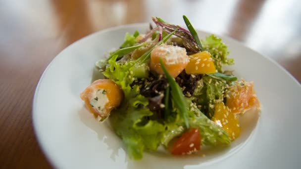 Ensalada fresca con pescado — Vídeos de Stock