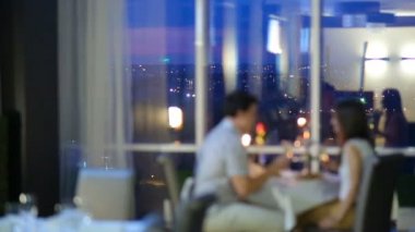 Kafede romantik bir çift