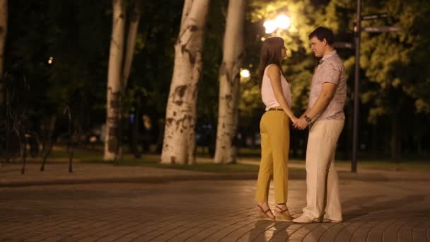 夜の街で歩いているカップル — ストック動画