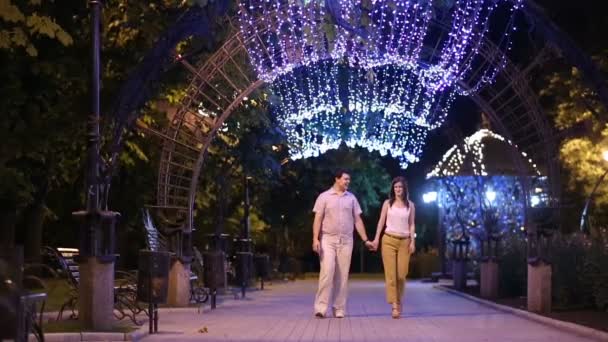 Couple on a date walking at evening city — Stock Video