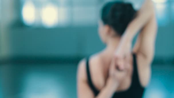 Kadın yapmak yoga kapalı — Stok video