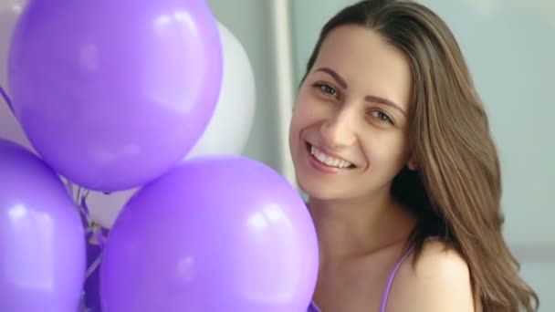 Lachende vrouw met ballonnen — Stockvideo