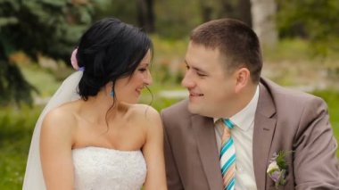 Düğün çift doğa üzerinde