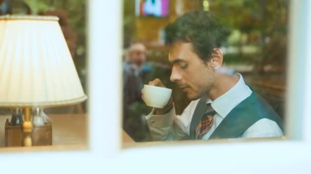 Красивий молодий чоловік п'є каву — стокове відео