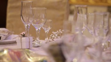 Restoran gözlüklü masada