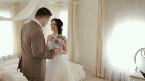 Newlyweds at white interior — Stock Video