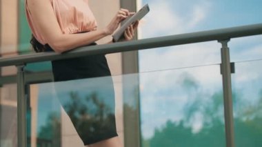 Tablet pc bir ön ofis binası ile kadın