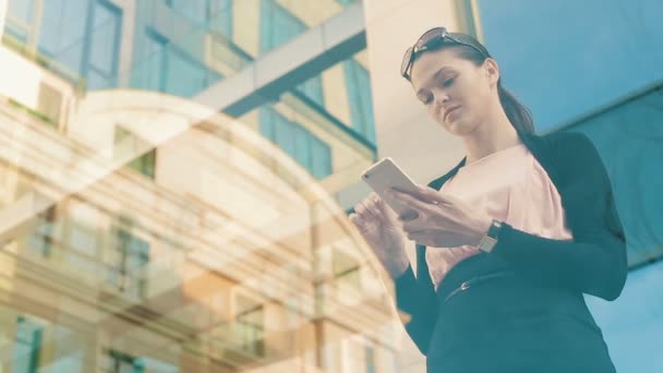 Mujer de negocios usando teléfono celular — Vídeos de Stock