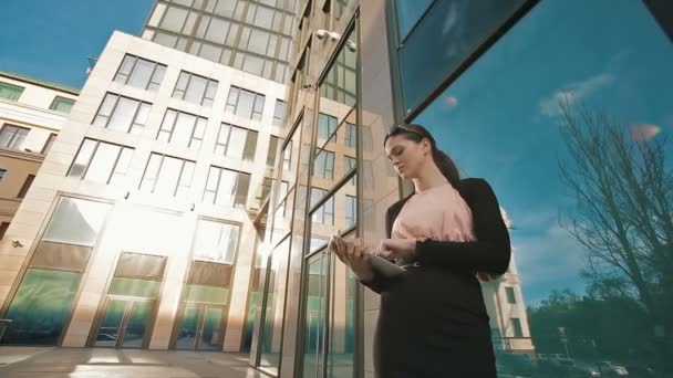 Mujer de negocios usando tableta PC — Vídeos de Stock