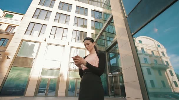 Business woman using cell phone — Stock Video