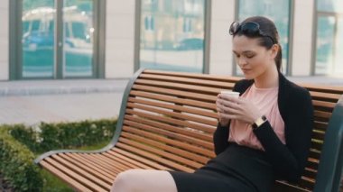 Öğle yemeğinde kahve içme kadın