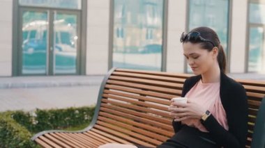 Fincan kahve ile dinlenme iş kadını