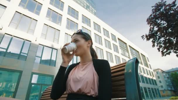 Mujer de negocios disfrutando del café — Vídeos de Stock