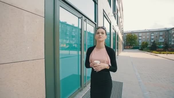 Mujer caminando con taza de café — Vídeos de Stock