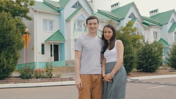 Jeune famille devant une nouvelle maison — Video