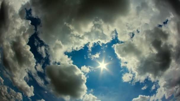 Sol con nubes Timelapse — Vídeos de Stock