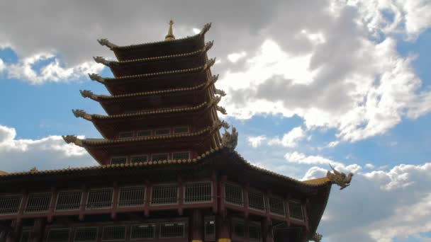 Китайская архитектура против облаков — стоковое видео