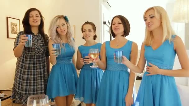 Donetsk, Ukraine - October 11, 2011: bridesmaids congratulate the bride — Stock Video