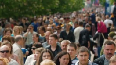 İnsanlar sokakta yürürken, insanlar