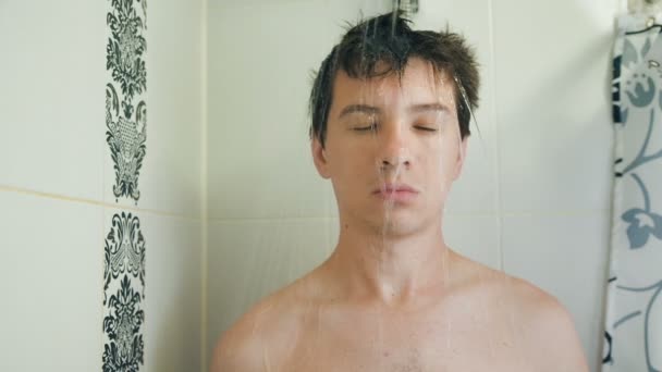 Divertente dormire uomo prendendo una doccia — Video Stock