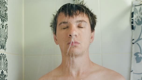 Sommeil homme prenant une douche — Video