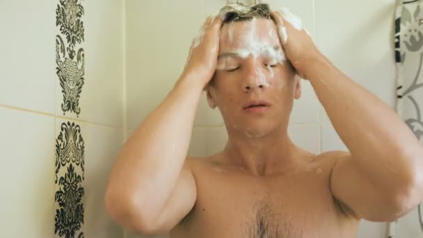 Νεαρός άνδρας πλύσιμο ένα κεφάλι — Αρχείο Βίντεο