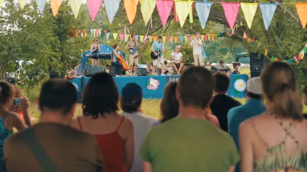 ZUEVKA, UCRANIA 21 de junio de 2016: La banda country toca música folk en vivo — Vídeo de stock