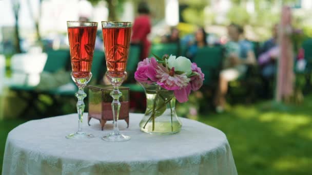 Hochzeitstisch mit Champagner und Blumen — Stockvideo