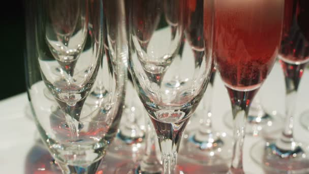 Красное шампанское, налитое в бокал — стоковое видео